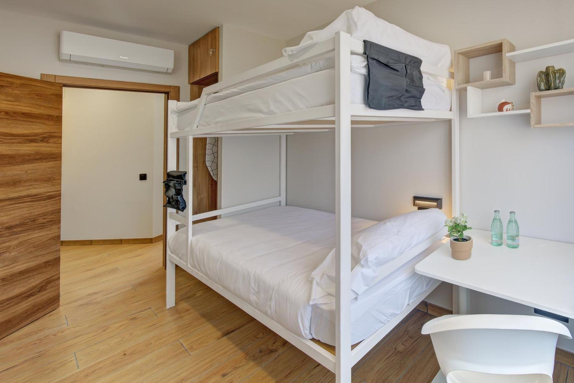 Lagom New, 5 Min Walk From The Sea Hostel *