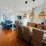Exclusiva Casa Con Vistas Despejadas Al Mar Y Piscina Privada