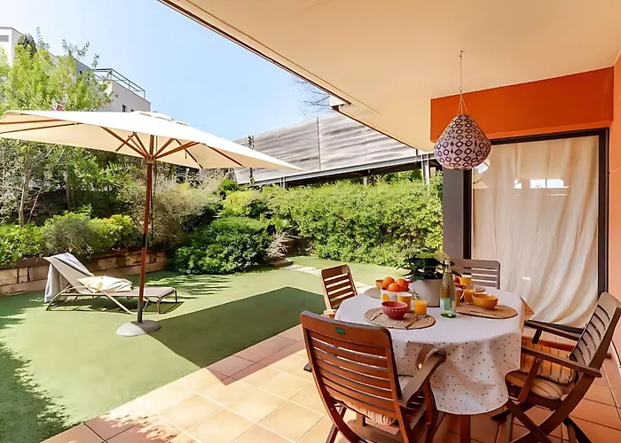 Pretty Garden Apartment Next To A Charming Beach