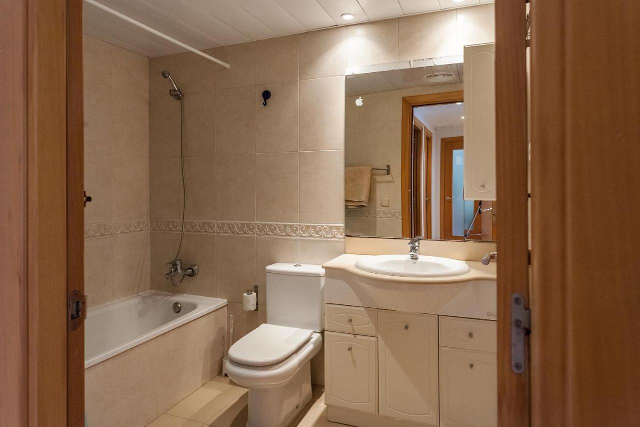 Comfortable With A Swimming Pool, 250m To The Sea.