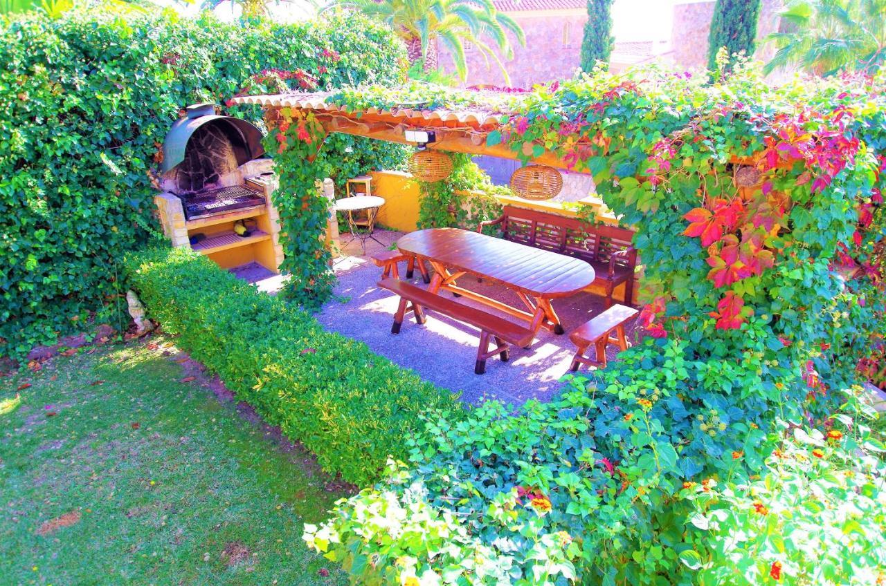 Villa V&v Lloret - Elsa: Luxurious 10-person With Dual Pools And Lush Garden *