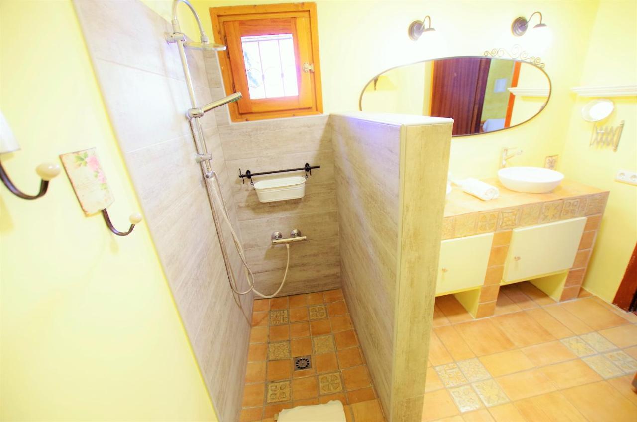 Villa V&v Lloret - Elsa: Luxurious 10-person With Dual Pools And Lush Garden *
