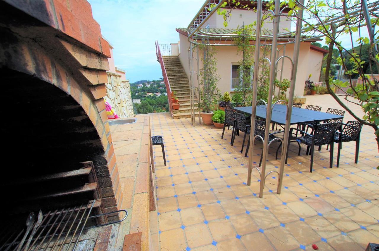 Christine: Luxurious 17-person With Pool And Barbecue Villa *