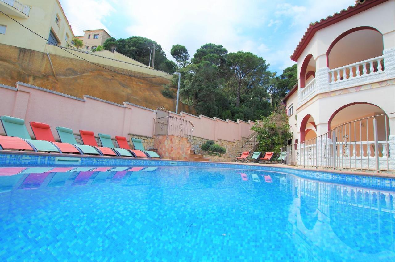 Christine: Luxurious 17-person With Pool And Barbecue Villa Lloret de Mar