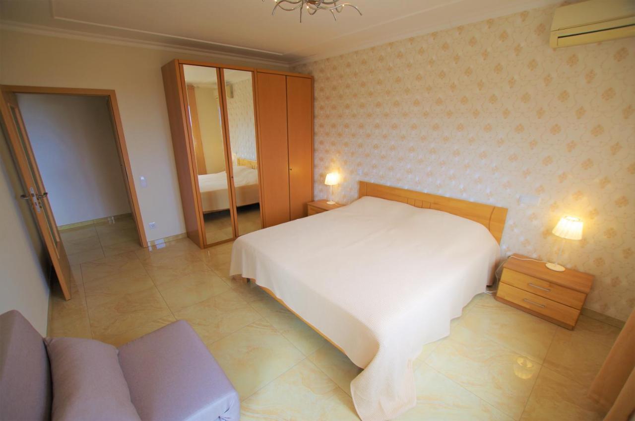 Christine: Luxurious 17-person With Pool And Barbecue Villa Lloret de Mar