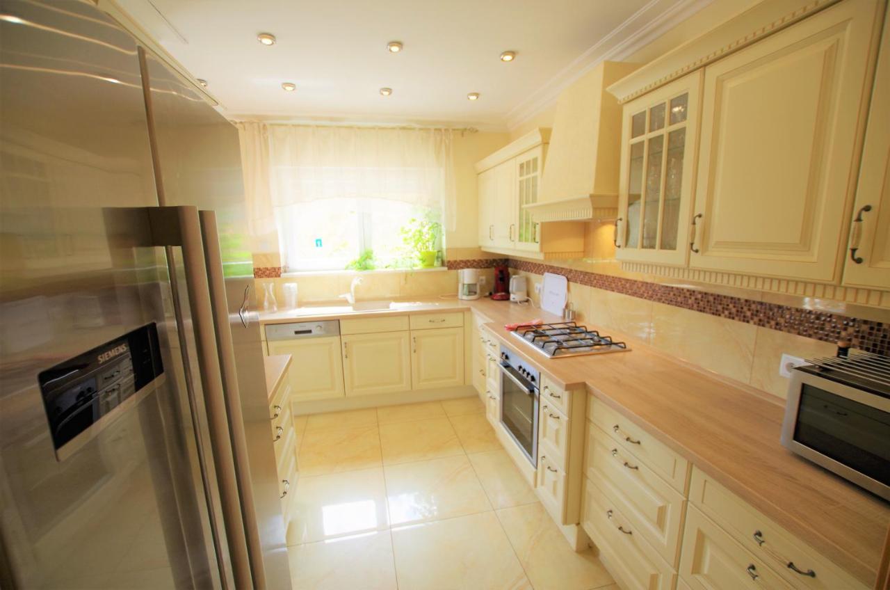 Christine: Luxurious 17-person With Pool And Barbecue Villa