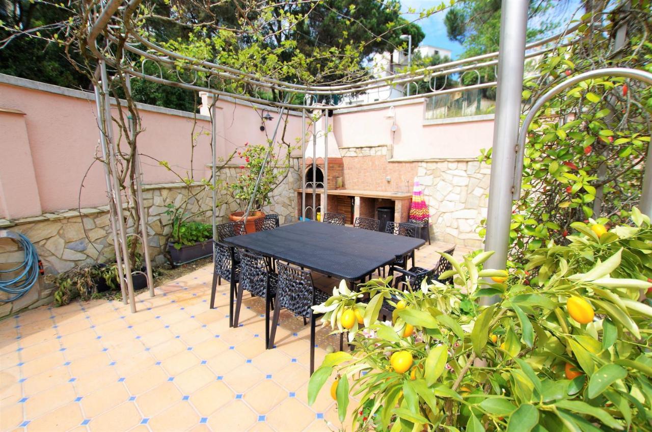 Christine: Luxurious 17-person With Pool And Barbecue Villa *