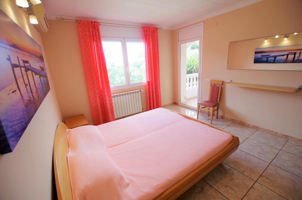 Christine: Luxurious 17-person With Pool And Barbecue Villa *