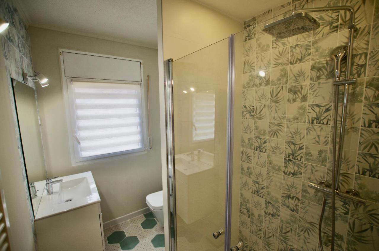 Christine: Luxurious 17-person With Pool And Barbecue Villa *