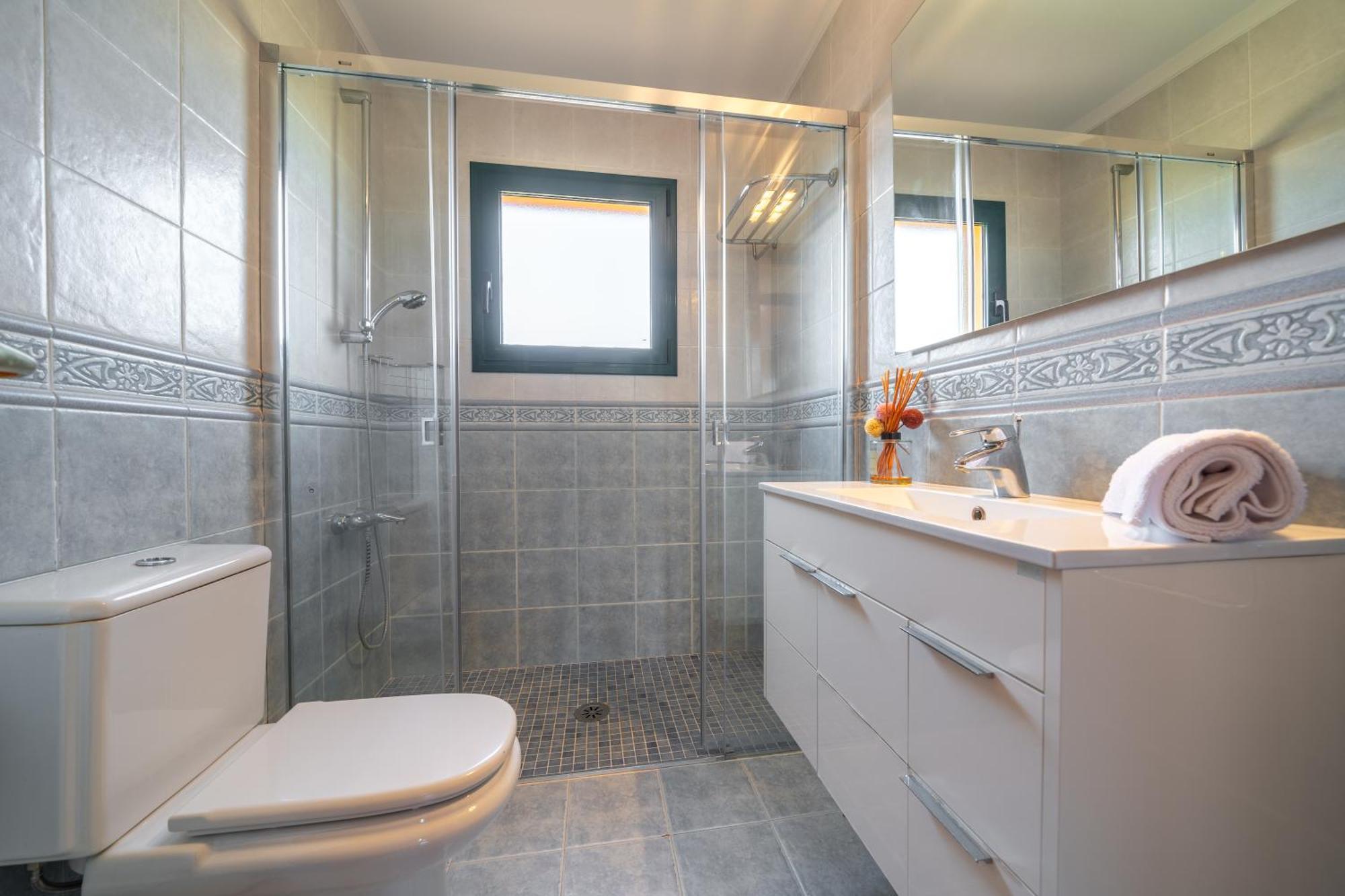 Margot Lux, Ideal Familias, Piscina & Aircon