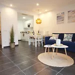 Seahomes Vacations - Beachside Apt With Pool