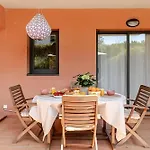 Pretty Garden Apartment Next To A Charming Beach