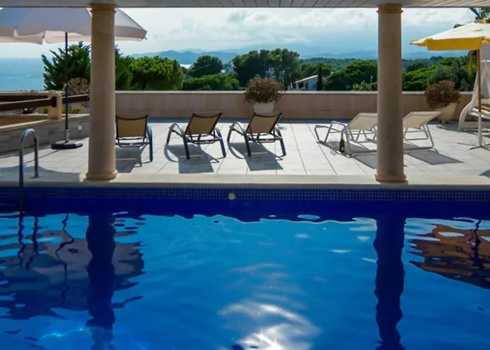 Martin \'S Villa. House On The Beach With Pool