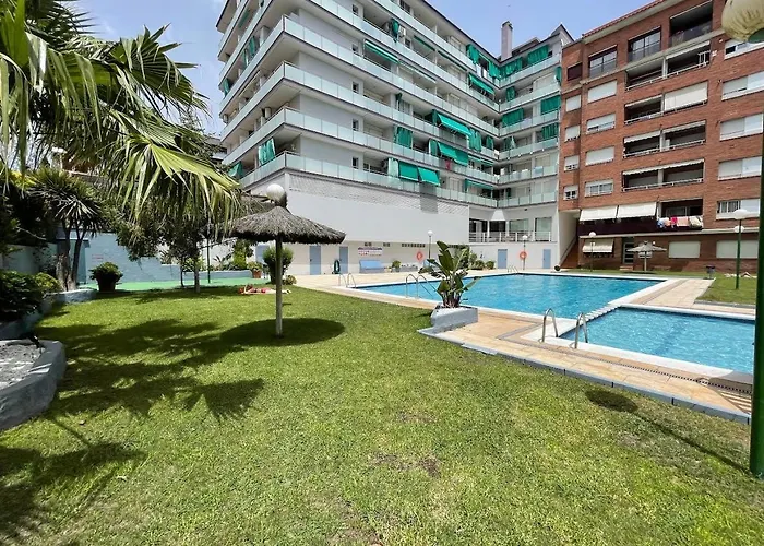 Piso Reformado Con Terraza, Piscina, 3 Minutos De Playa De Fenals