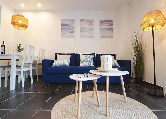 Seahomes Vacations - Beachside Apt With Pool