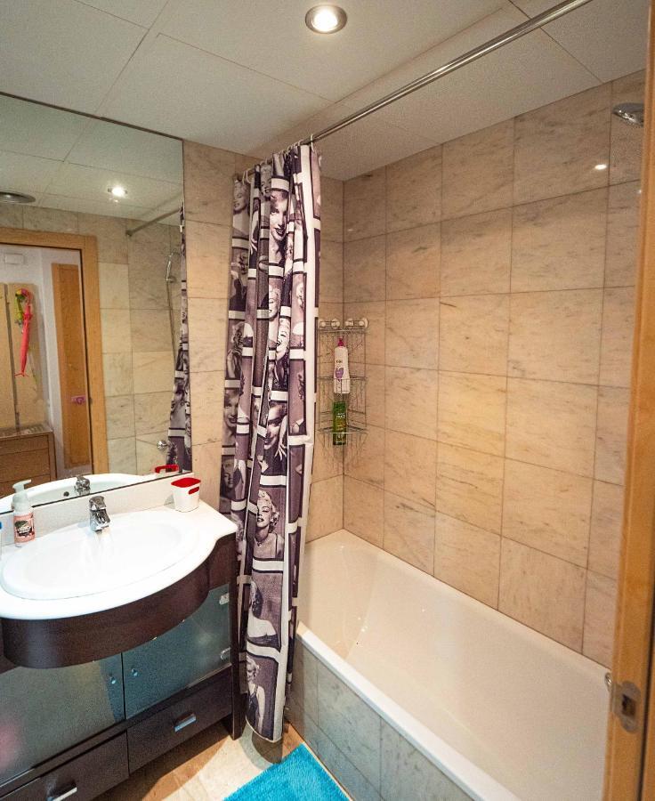 Two Bedroom Stylish Studio, 5 Minutes Walk From The *