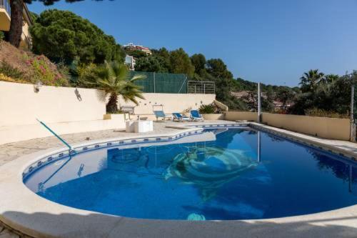 Villa -villa Sleeps 9 With Pool , Seaview, Wifi, Streamingservices *