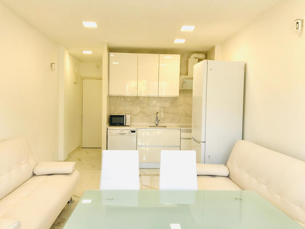 Modern And Design Studio Near The With Large Swimming Pools