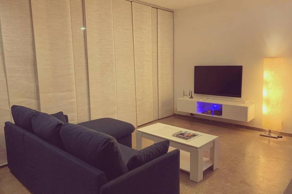Con Piscina Y Parking En Appartement
