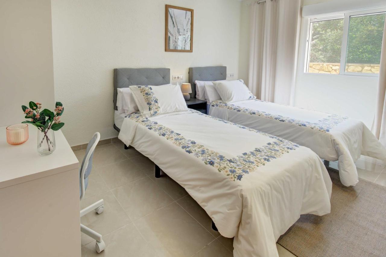Roses With Swimming Pool & Mountain View * Lloret de Mar