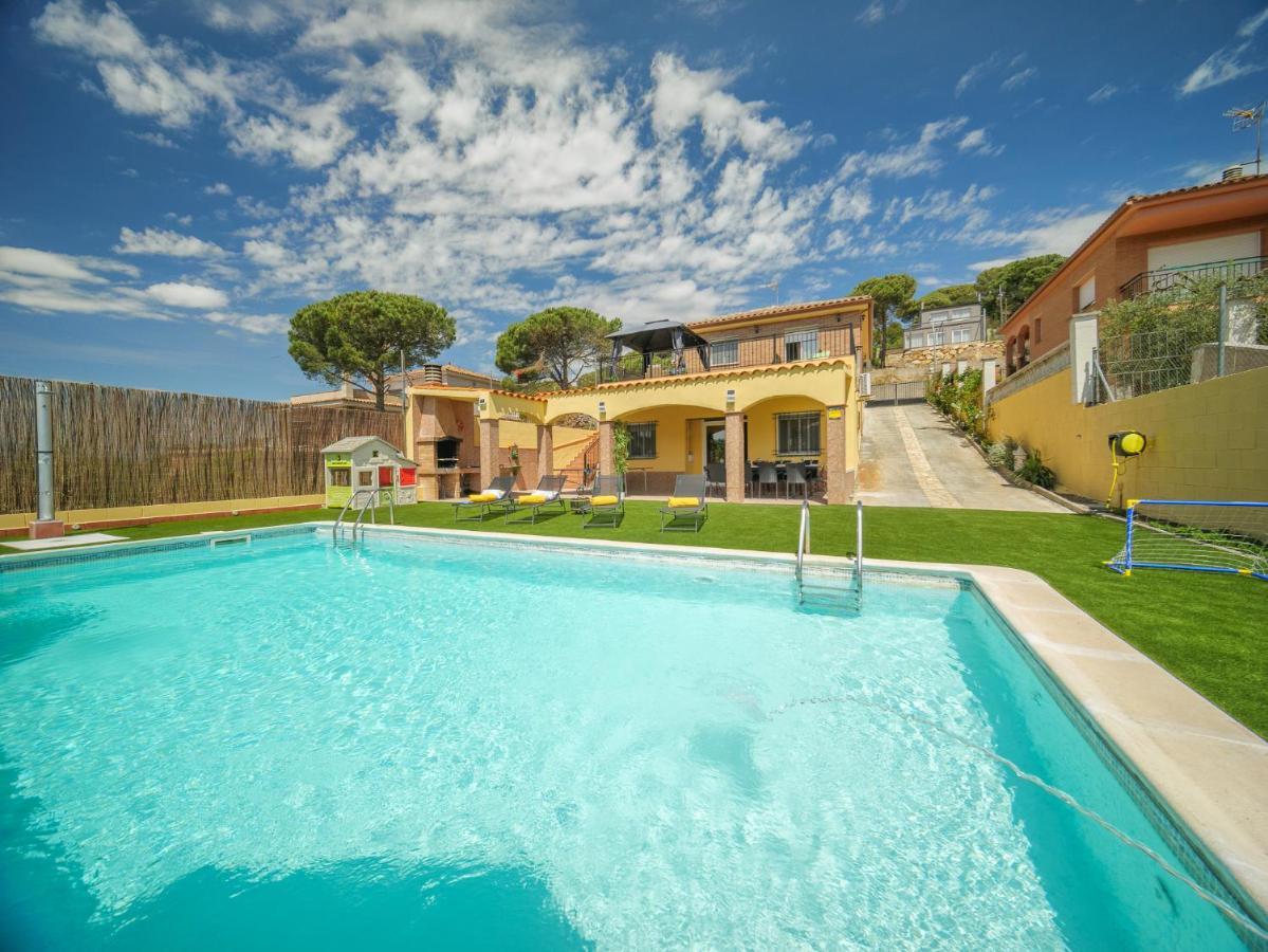 Denis Lux, Gran Zona Exterior Con Piscina Villa Lloret de Mar