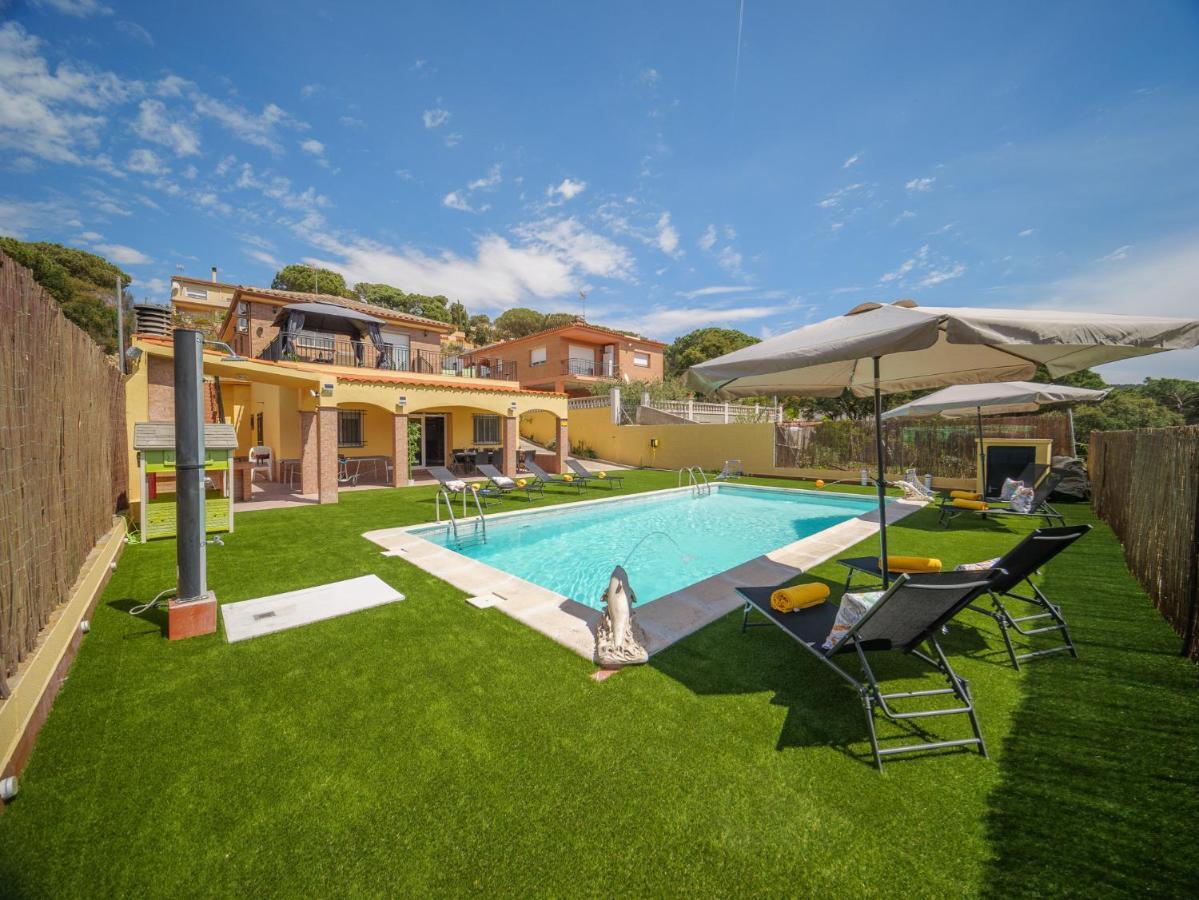 Denis Lux, Gran Zona Exterior Con Piscina Villa