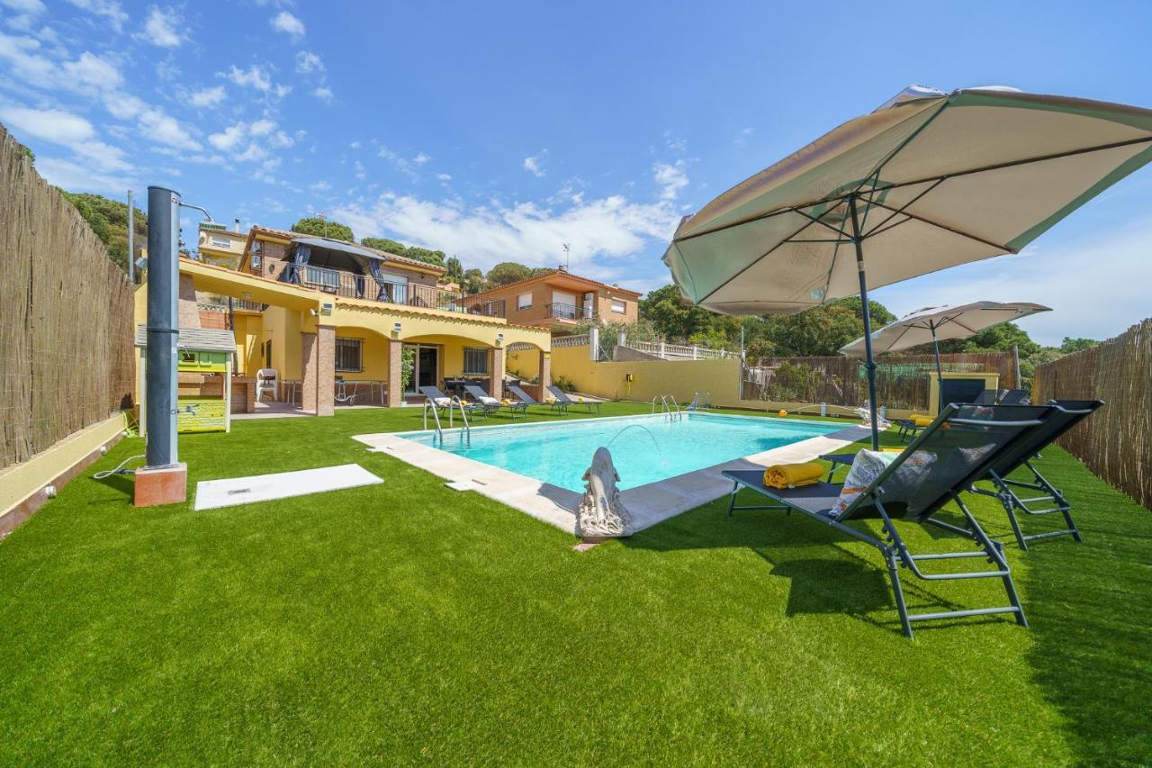 Denis Lux, Gran Zona Exterior Con Piscina Villa Lloret de Mar