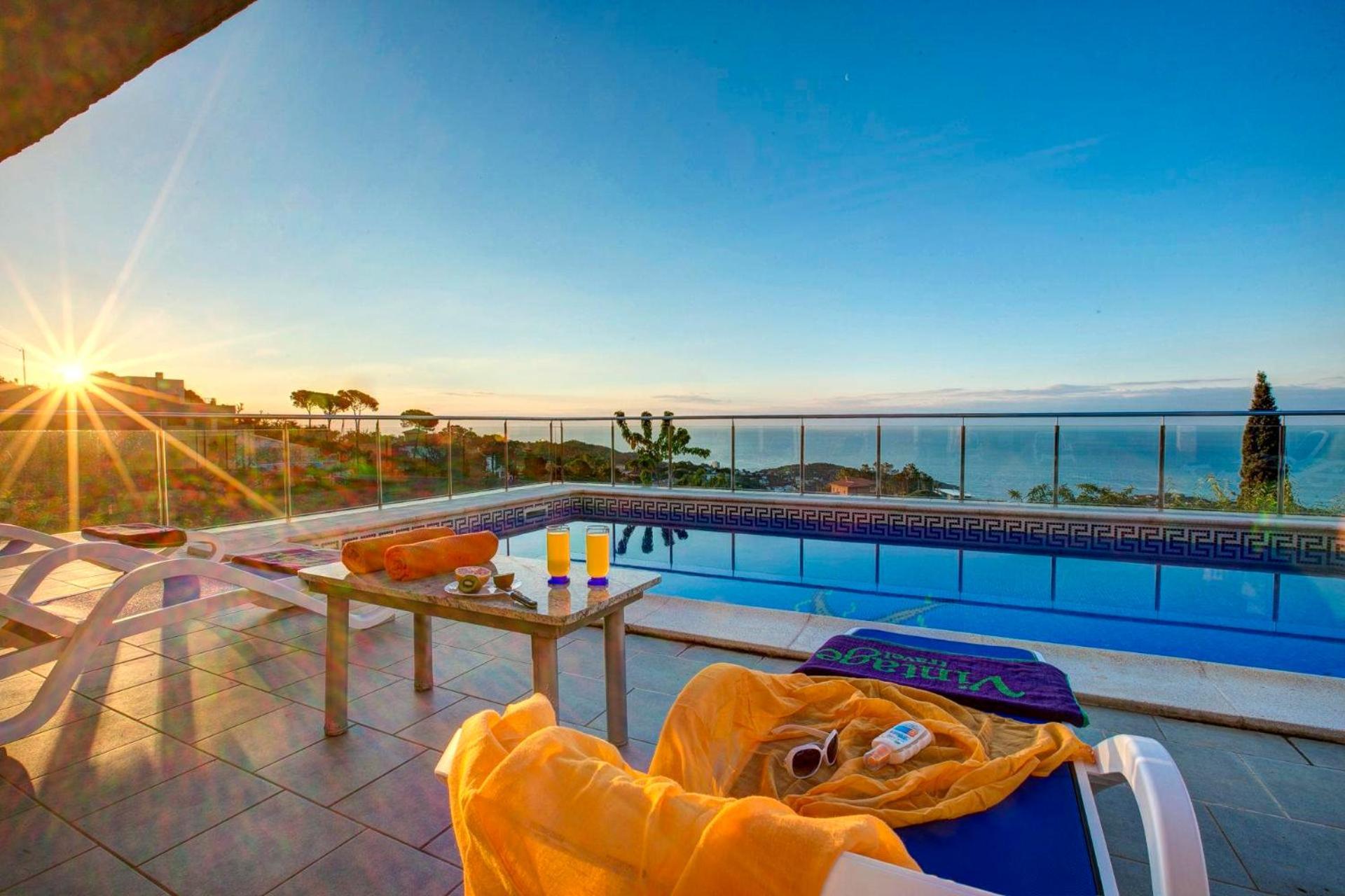Dami By Vintage Travel * Lloret de Mar