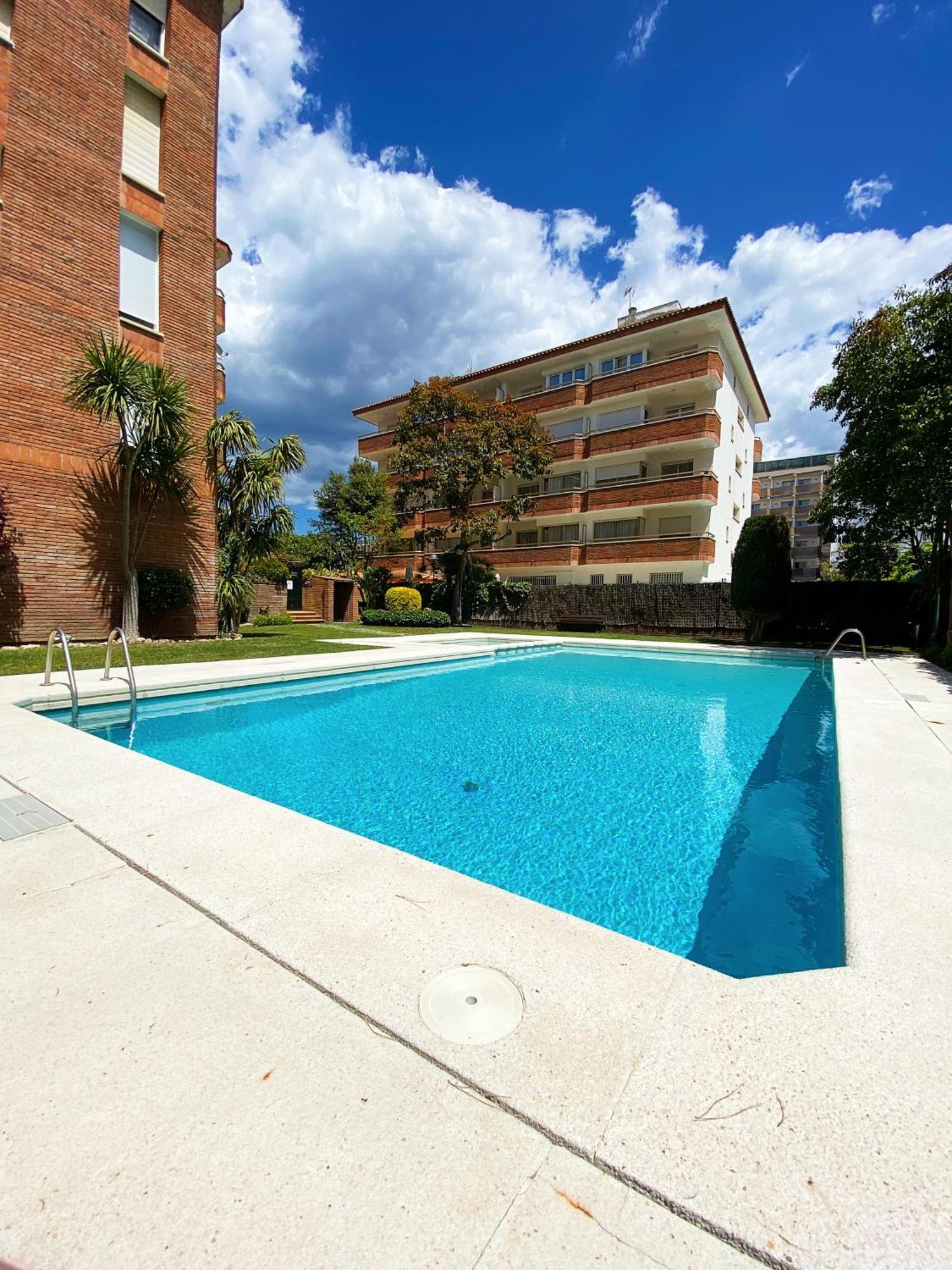 Con Piscina En La Playa De Fenals Apartment