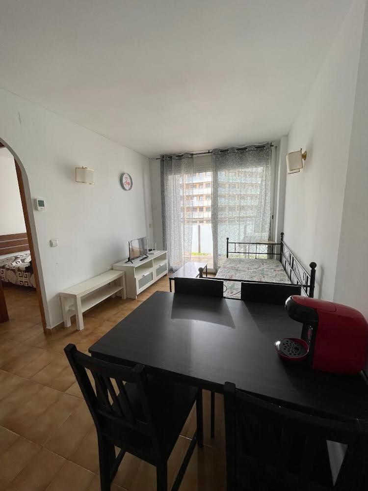 Piso Reformado Con Terraza, Piscina, 3 Minutos De Playa De Fenals *
