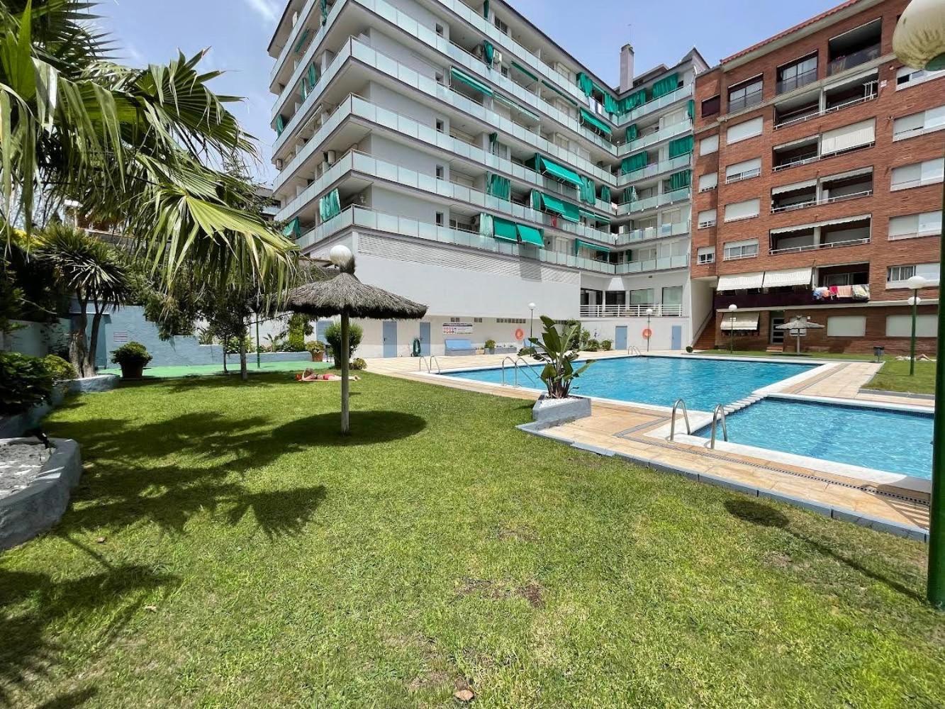 Piso Reformado Con Terraza, Piscina, 3 Minutos De Playa De Fenals *