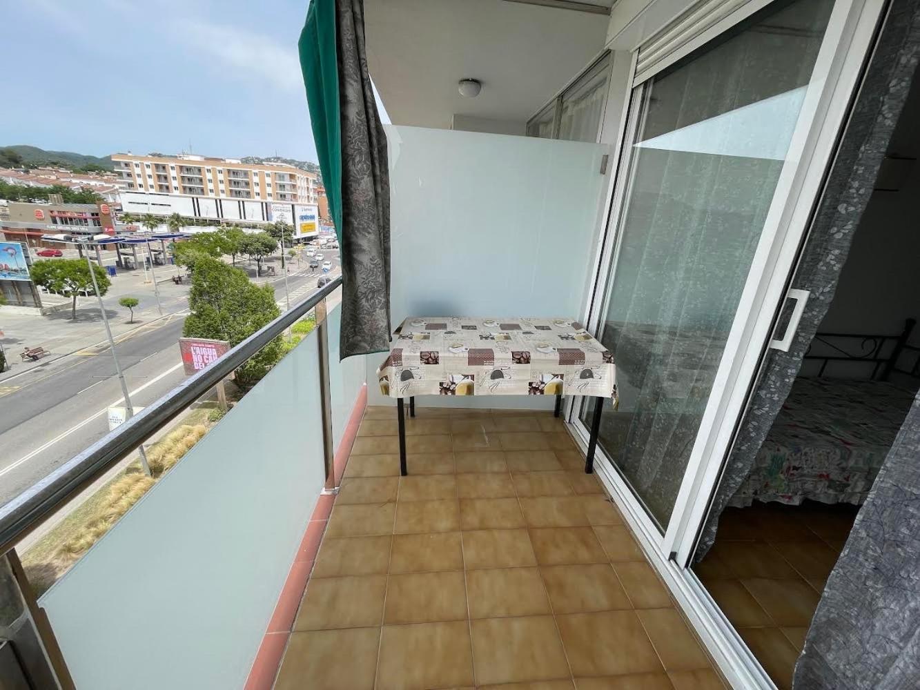 Piso Reformado Con Terraza, Piscina, 3 Minutos De Playa De Fenals *