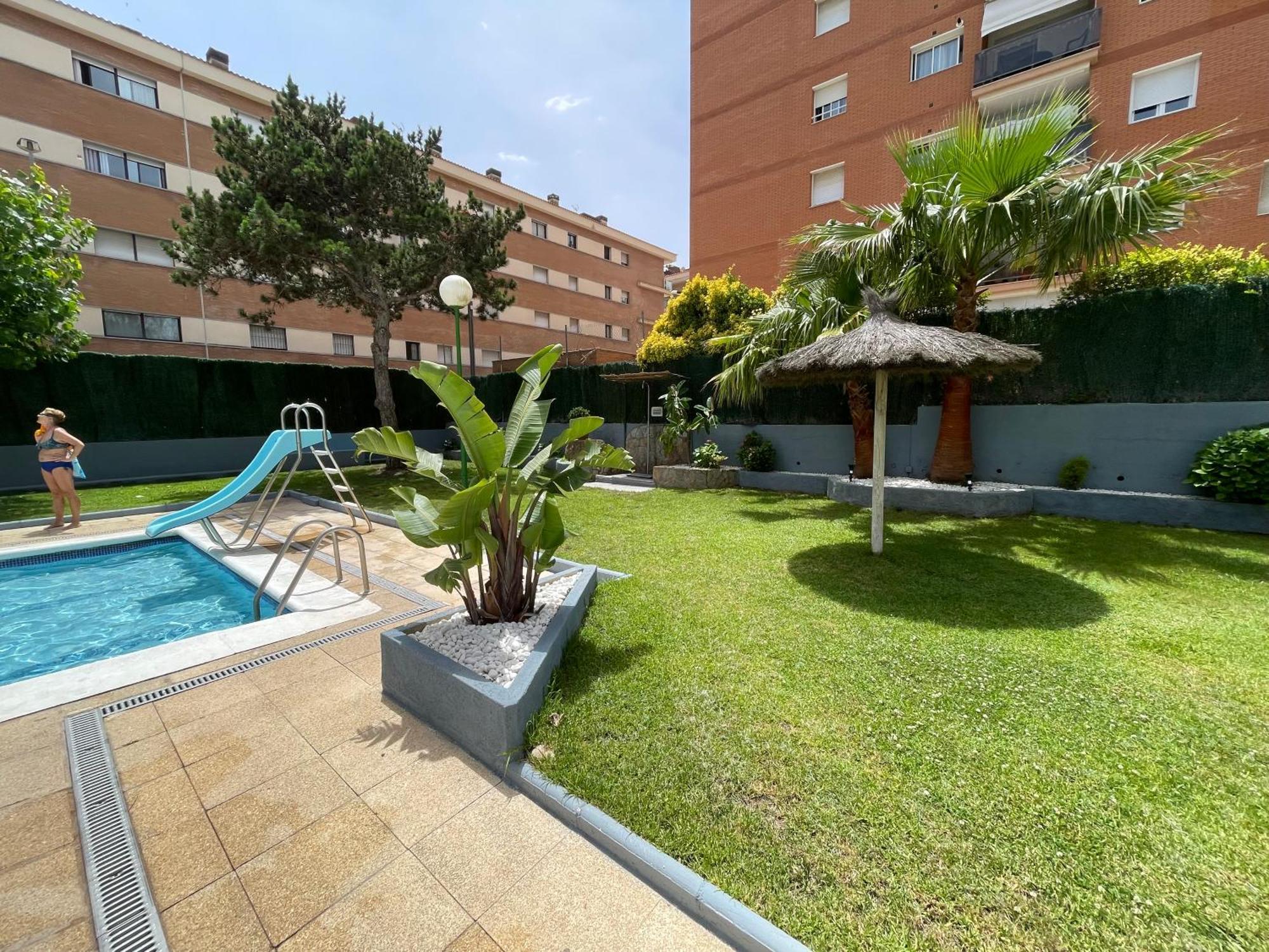 Piso Reformado Con Terraza, Piscina, 3 Minutos De Playa De Fenals