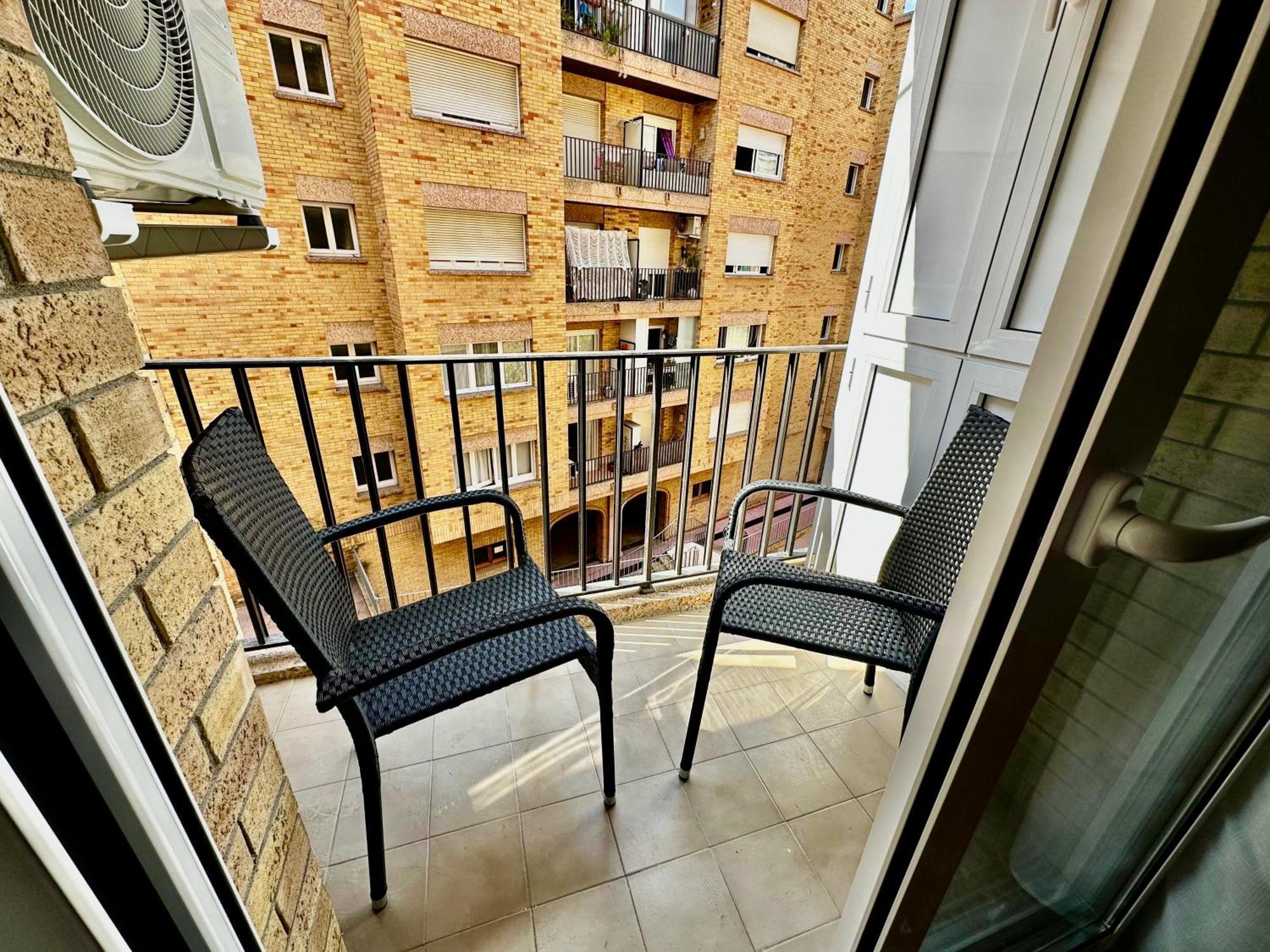 Apartment Newly Renovated Apartment, 6 Mins To The