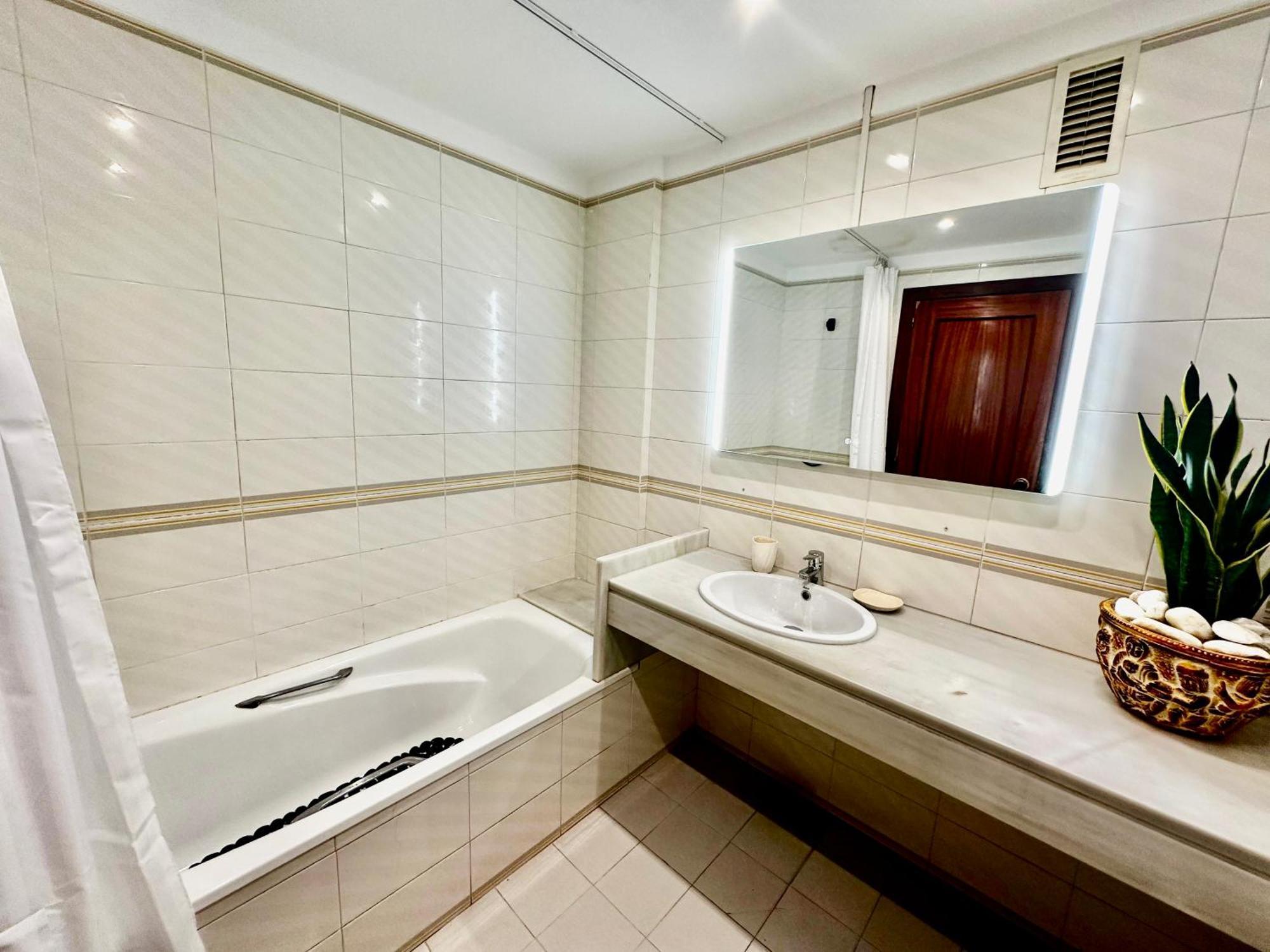 Apartment Newly Renovated Apartment, 6 Mins To The Lloret de Mar