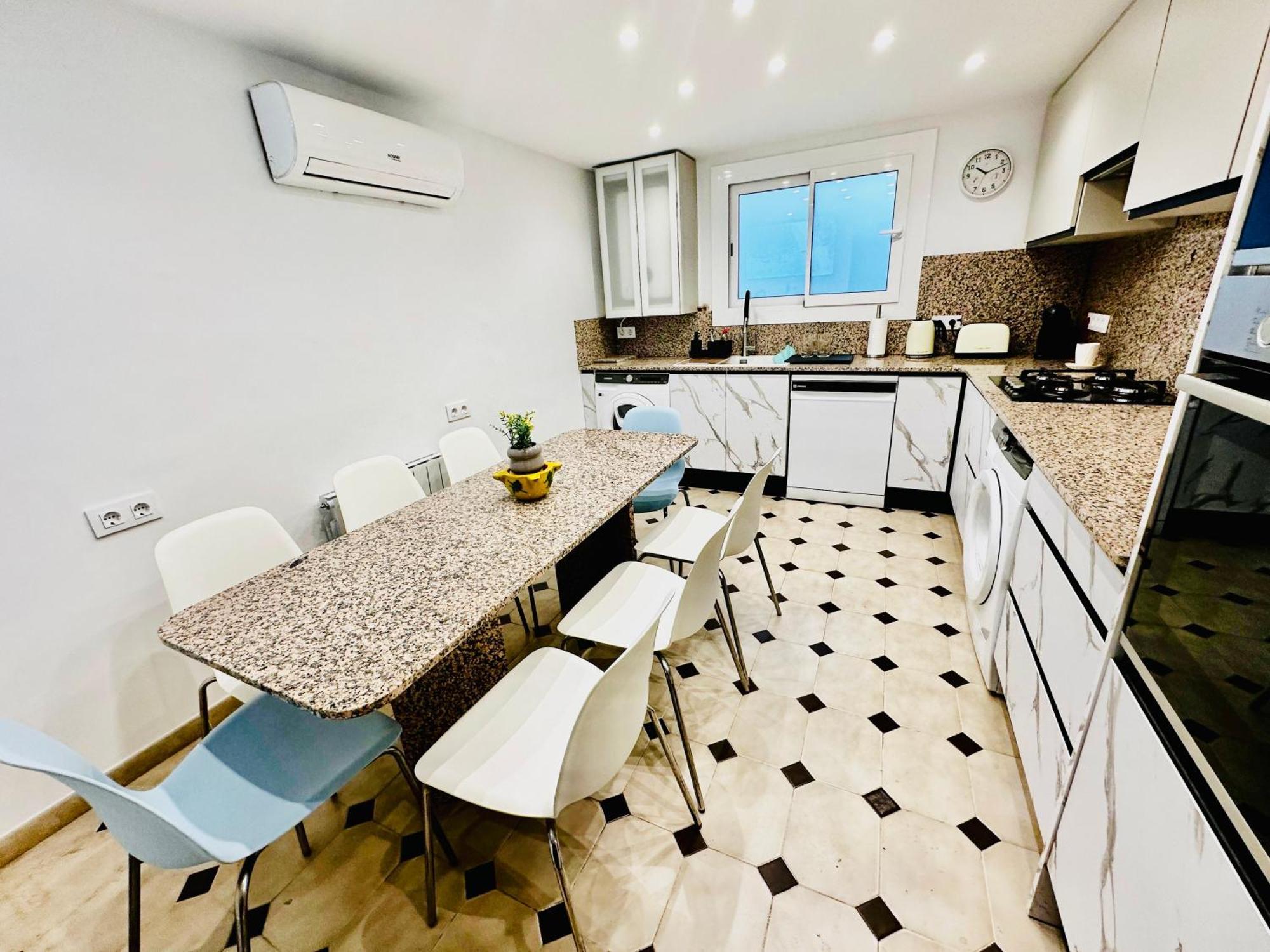 Newly Renovated Apartment, 6 Mins To The Apartment