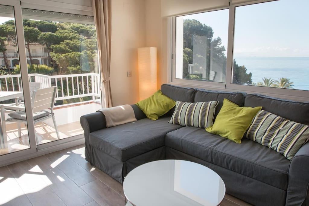 Apartamento Seahomes Vacations - Seafront Fenals With Pkg
