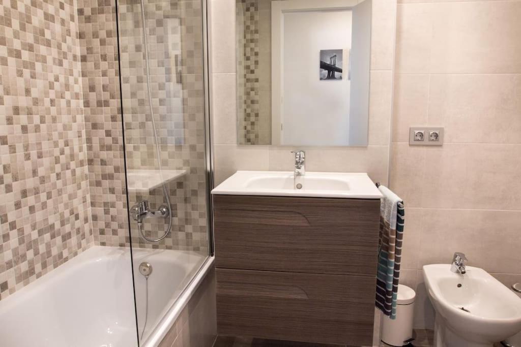 Seahomes Vacations - Seafront Fenals With Pkg Apartamento