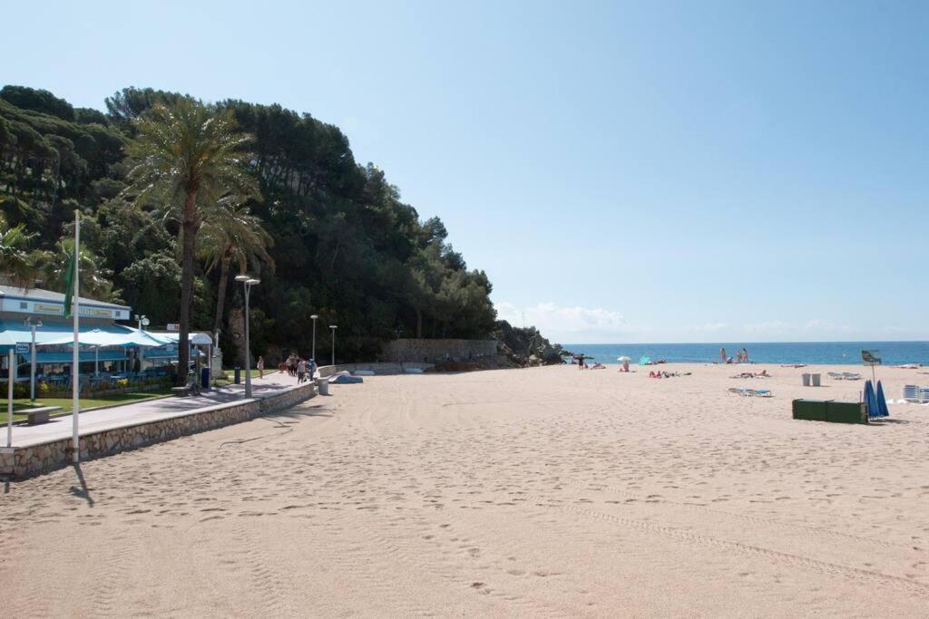 Seahomes Vacations - Seafront Fenals With Pkg Apartamento