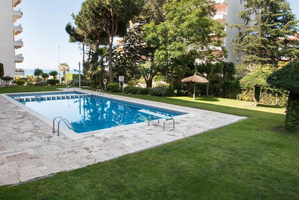 Apartamento Seahomes Vacations - Seafront Fenals With Pkg *