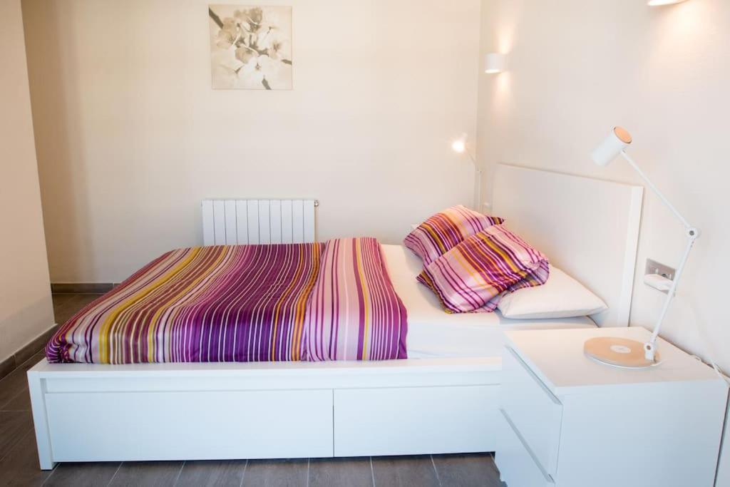 Seahomes Vacations - Seafront Fenals With Pkg Apartamento *