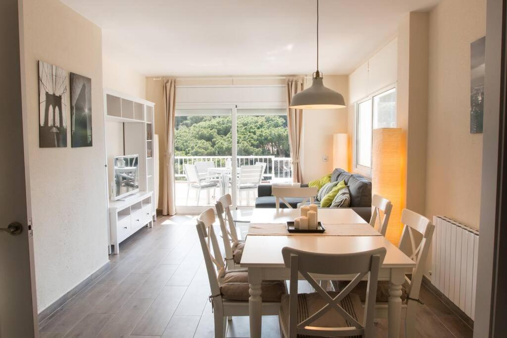 Seahomes Vacations - Seafront Fenals With Pkg Apartamento
