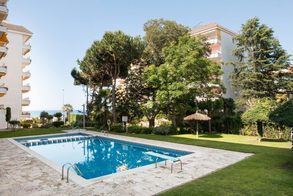 Apartamento Seahomes Vacations - Seafront Fenals With Pkg