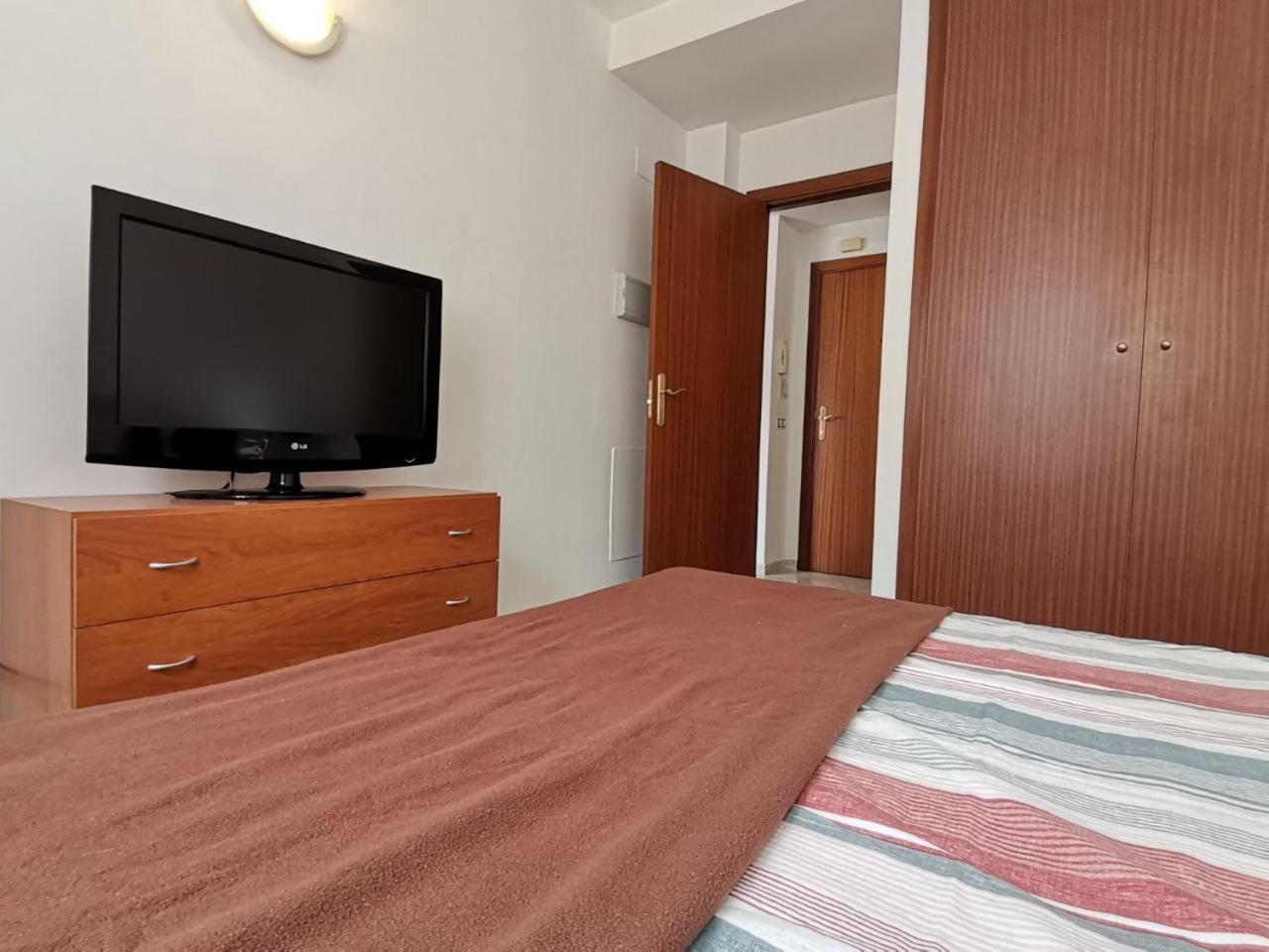 Apartamento+parking +piscina A 250mts Playa Fenals Apartment