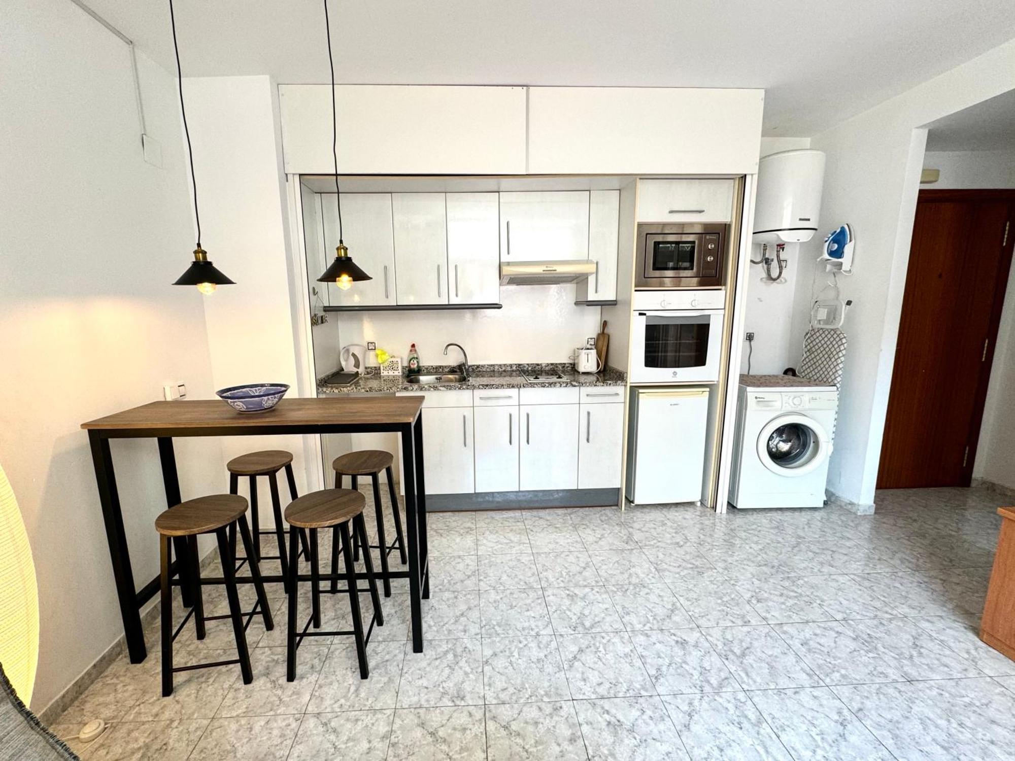 Apartamento+parking +piscina A 250mts Playa Fenals Apartment