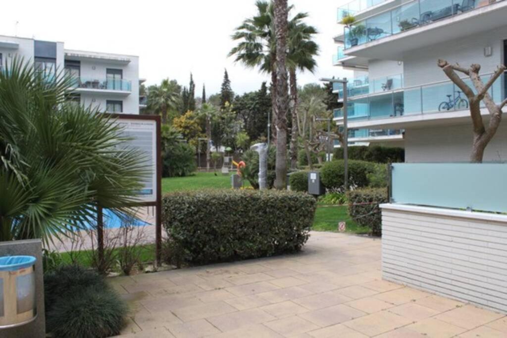 Con Piscina Y Parking En *