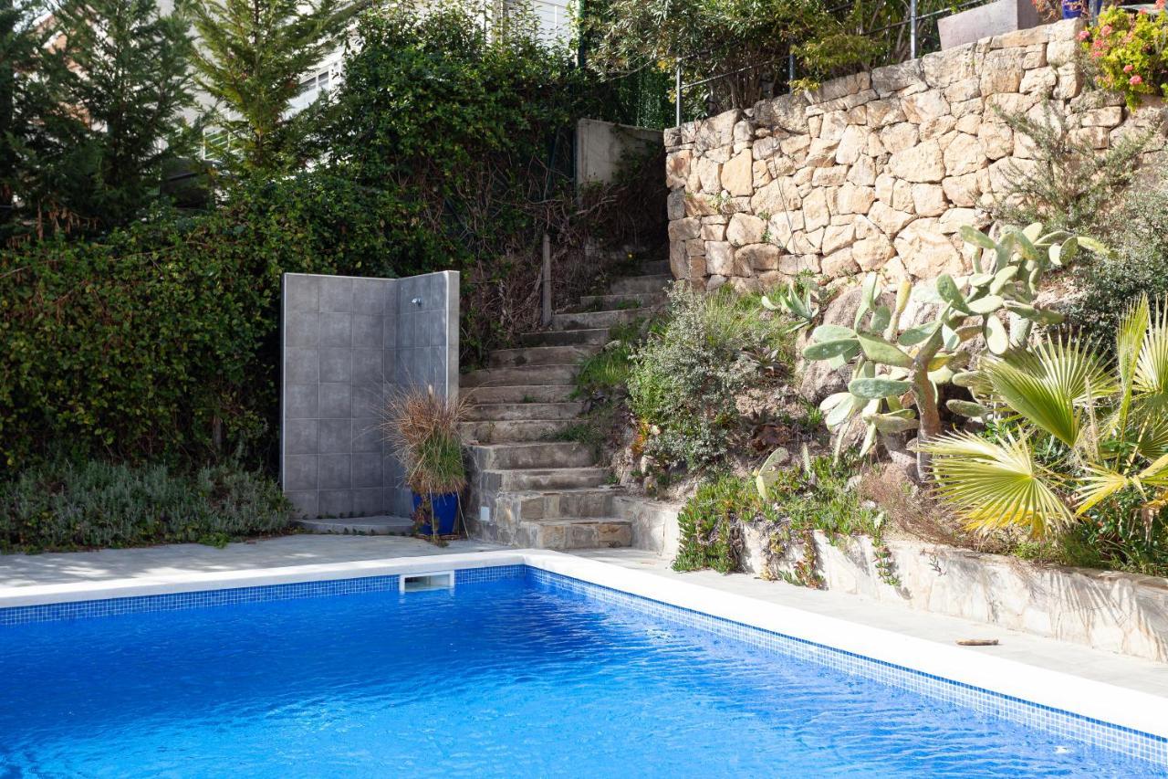House In A Garden With View *
