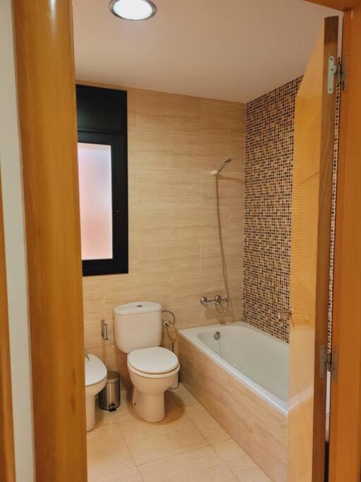 Pousada Aurore, 12 Persons, Large Salt-water Pool, Air Conditioning Lloret de Mar